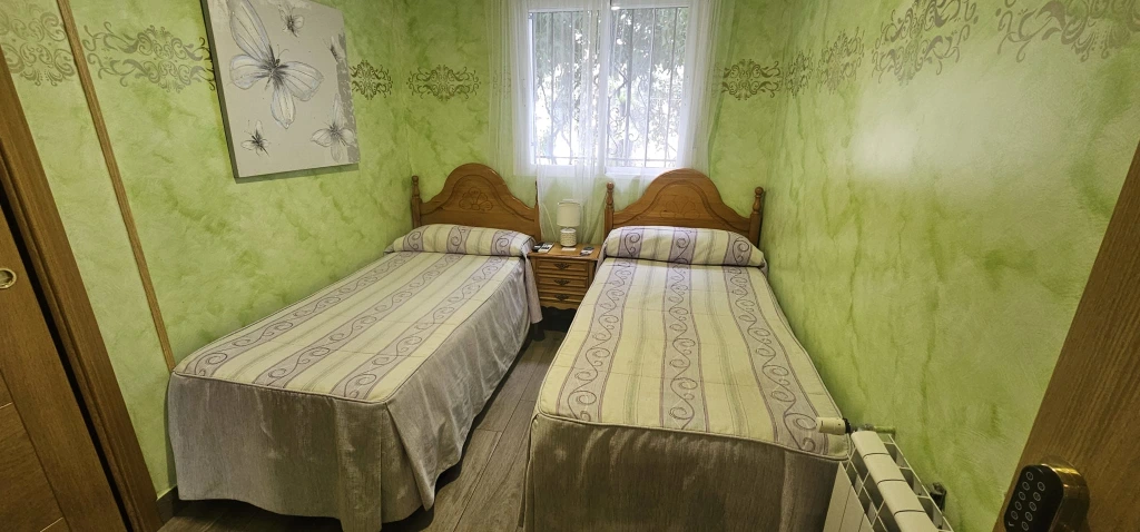 Habitación doble con camas individuales del Hostal Paquita en Madrid