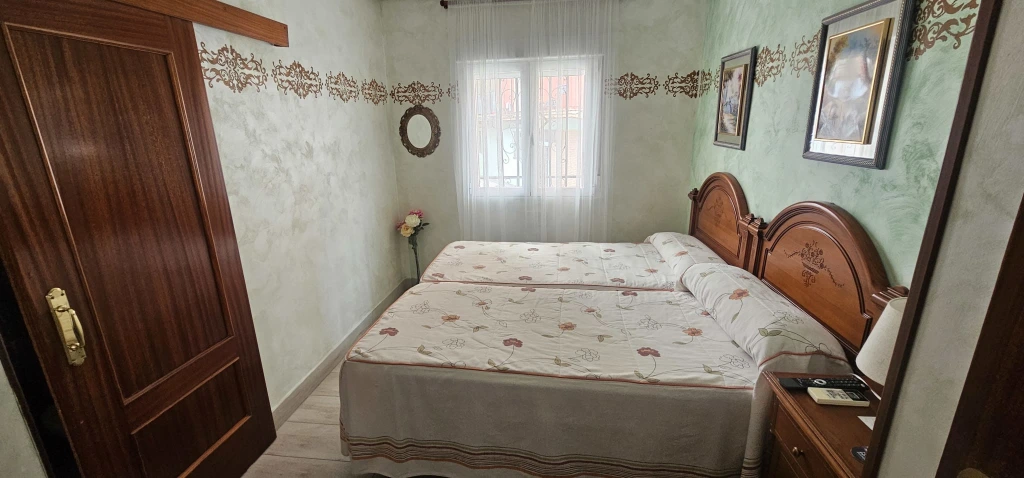 Habitación doble luminosa del Hostal Paquita en Madrid con dos camas individuales
