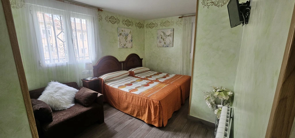 Habitación doble con dos camas individuales en el Hostal Paquita de Madrid