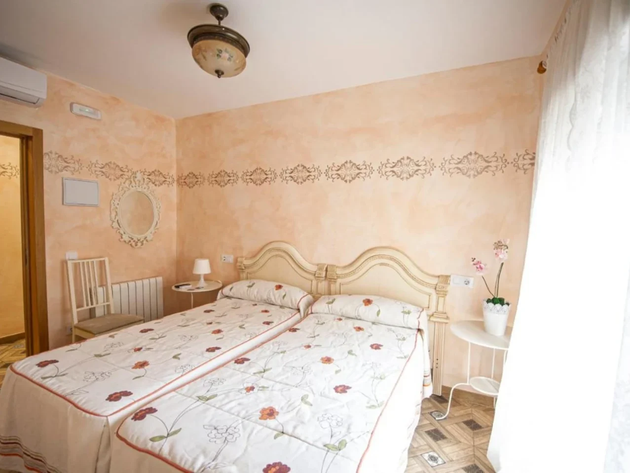 Habitación doble luminosa con dos camas en el Hostal Paquita de Madrid